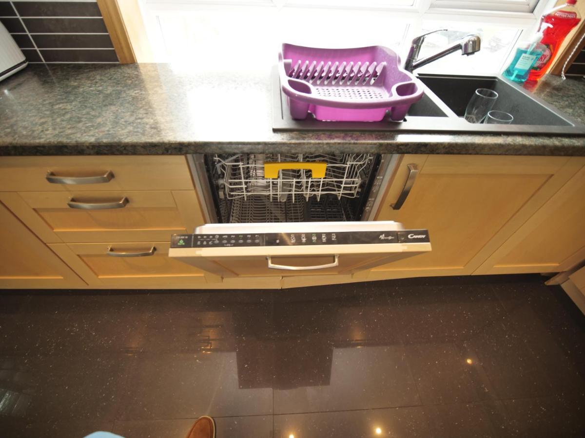 Town Centre Apartment Sleeps 9 Bournemouth Exteriör bild